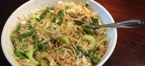 Thaise groene salade met knapperige sjalotten